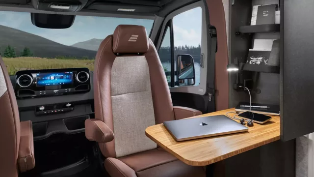 Workation: I Hymer Venture S har du egen kontorplass, som enkelt kan pakkes sammen.