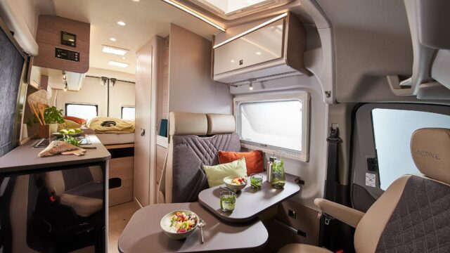 Interiøret i Bürstner Lineo er ryddig og elegant.