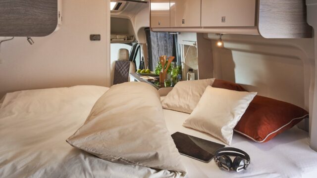 Tverrstilt dobbeltseng med komfortable madrasser. Lineo elbobil.