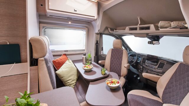 Snu setene, og du har en perfekt sittegruppe for fire (bildet er fra Lineo C590).