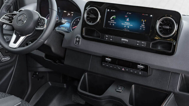 Mercedes 10.25 tommers MBUX multimediasystem.